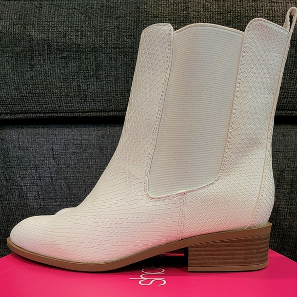 ((WIDE)) White fuax leather go go boots - Picture 2 of 3